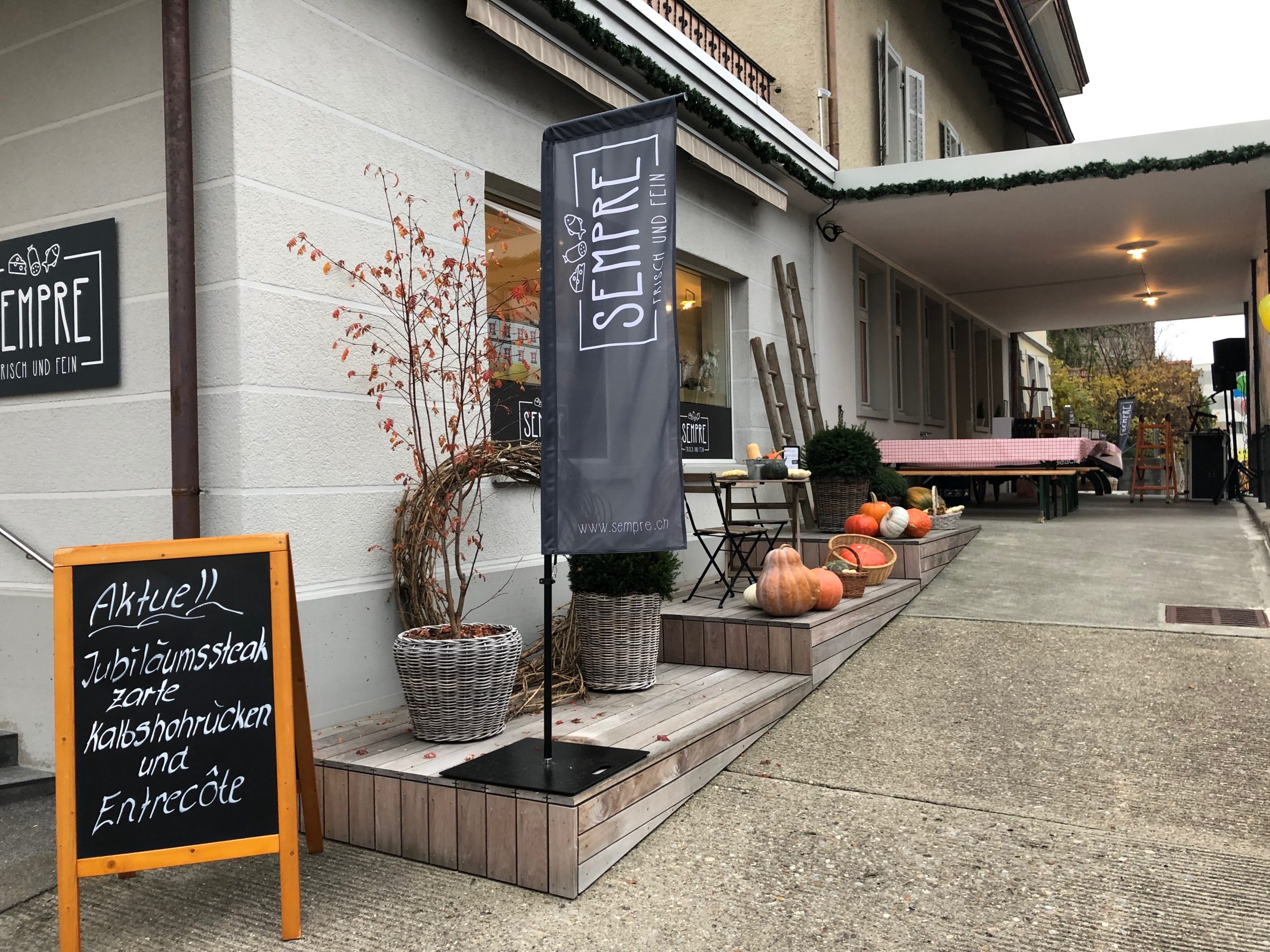 Print & Digital Signage für's Sempre in Sempach - ComRo Rohner AG