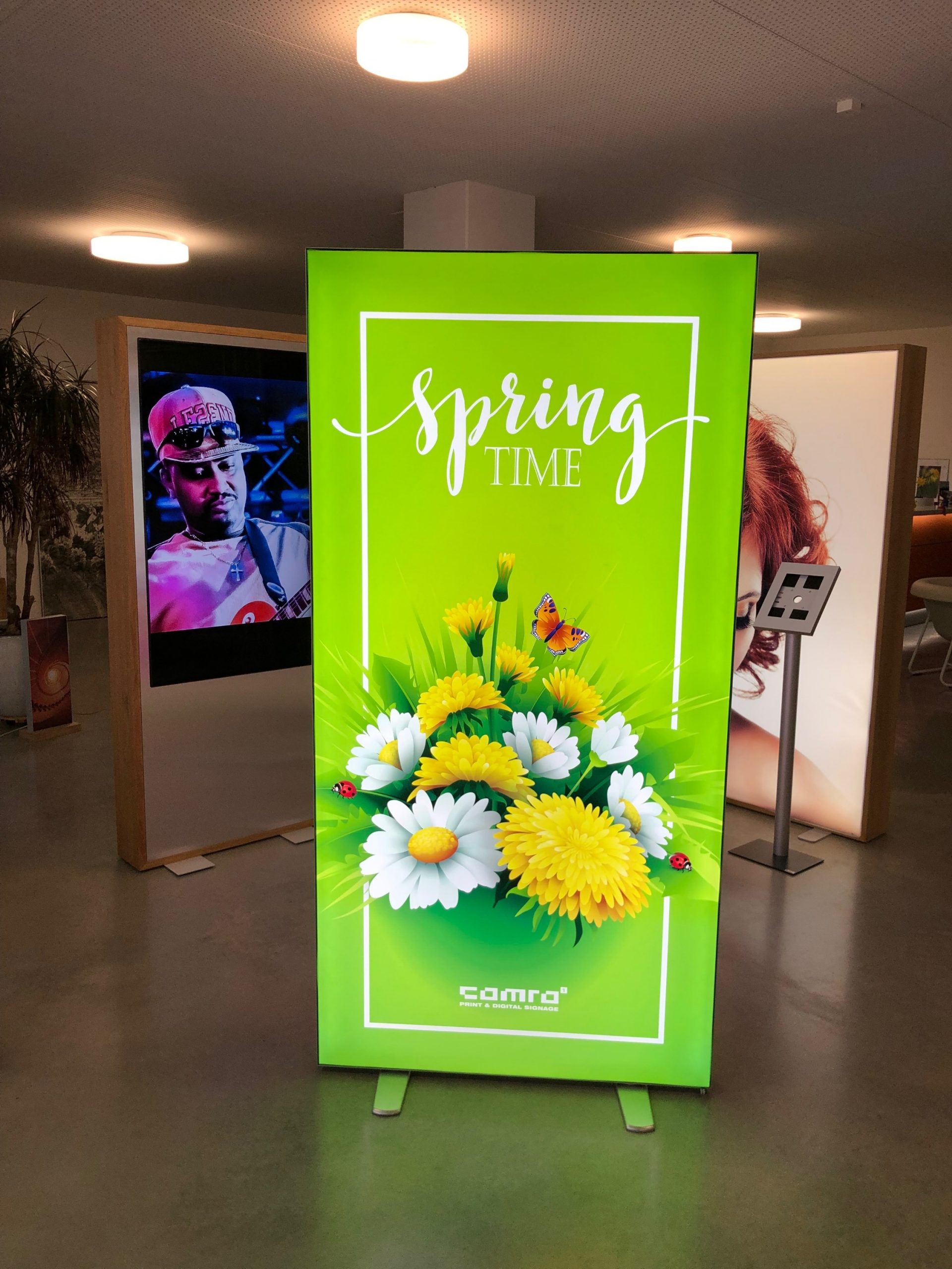 Mobiler PopUp LED Spannrahmen - ComRo Rohner AG