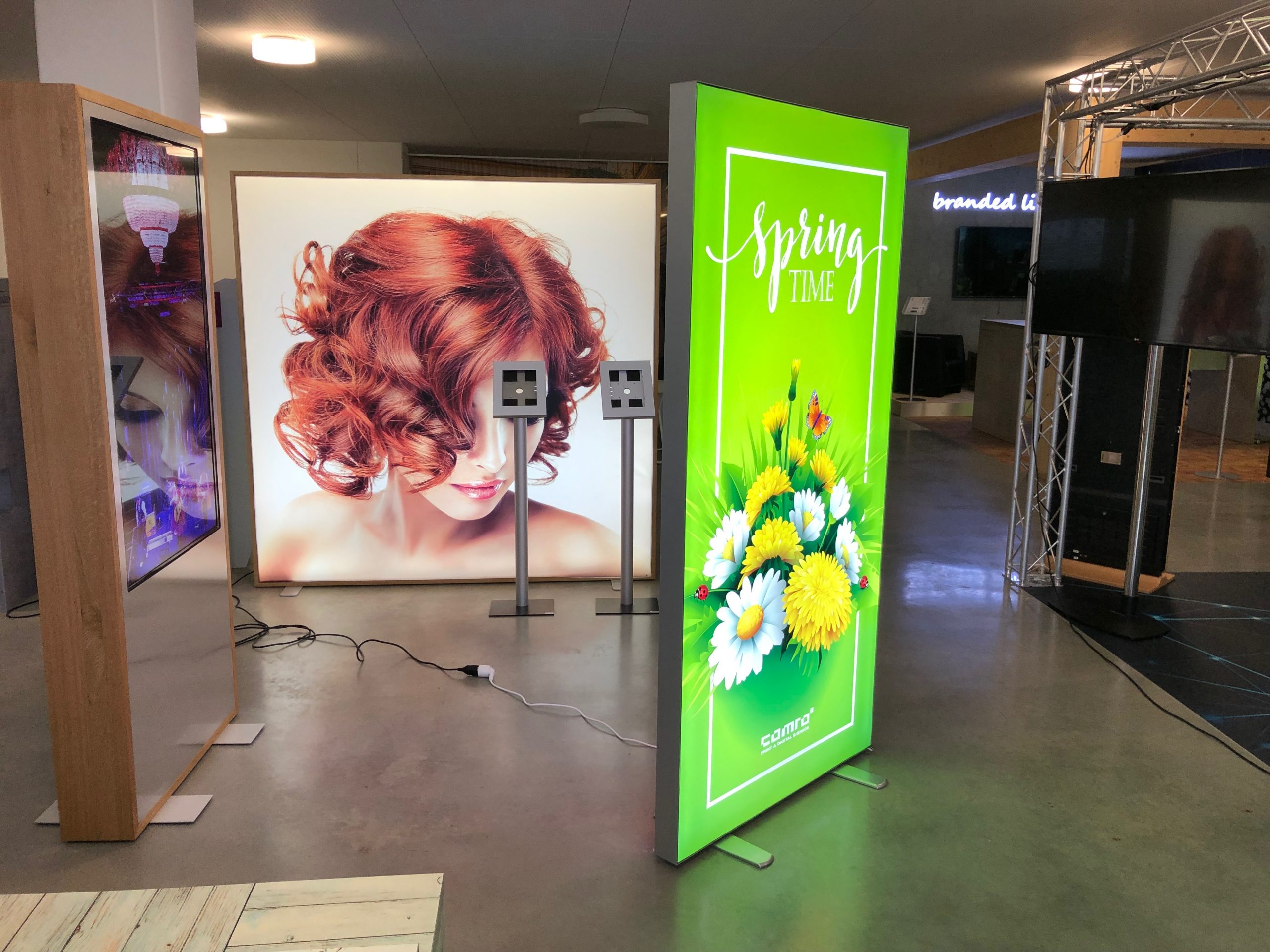Mobiler PopUp LED Spannrahmen - ComRo Rohner AG